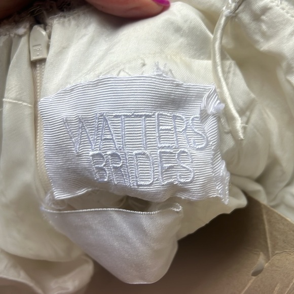 Watters Lace Wedding Dress - Picture 5 of 8